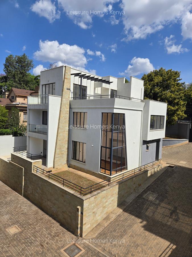 5 Bed Villa with En Suite at Apple Cross - 1