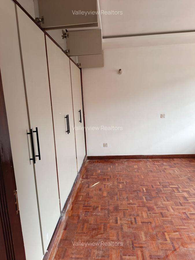 4 Bed Townhouse with En Suite at Lavington - 10