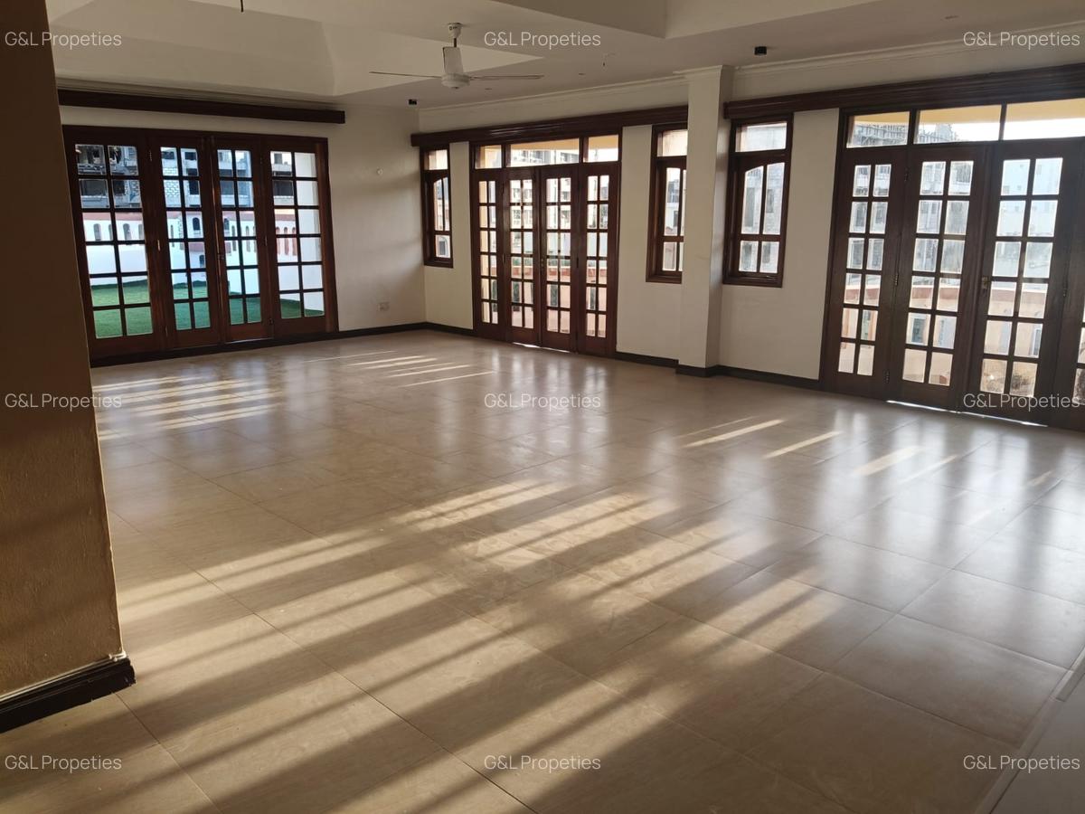 4 Bed Apartment with En Suite at Links Road - 20