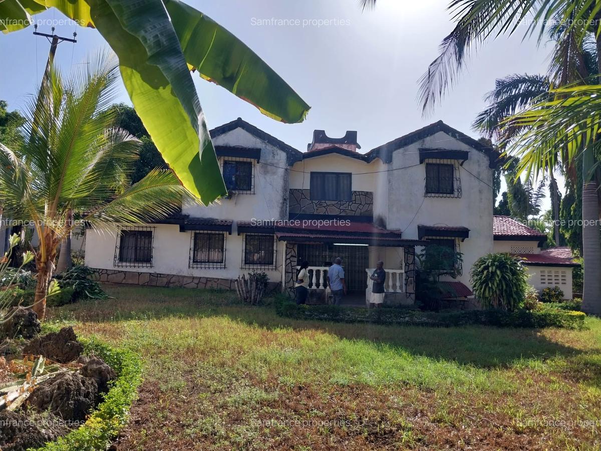 4 Bed House with En Suite at Links Road - 2