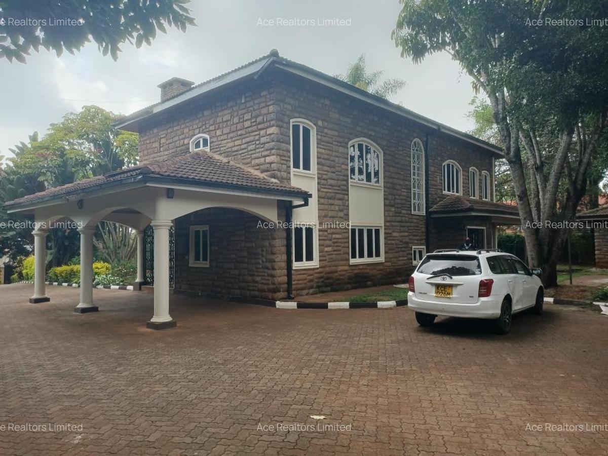 4 Bed House with En Suite at Hillview - 2