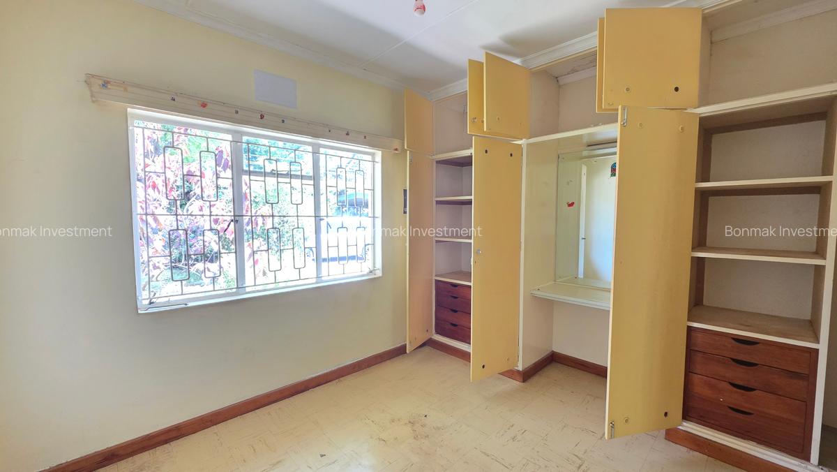 4 Bed House with En Suite at Old Runda - 11