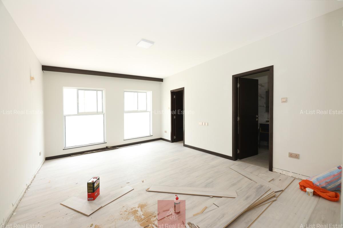 3 Bed Apartment with En Suite at Riverside Gardens - 8