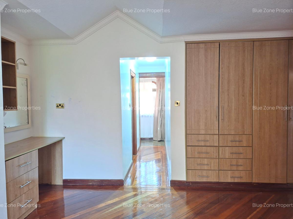 4 Bed Townhouse with En Suite at Close To Un - 18