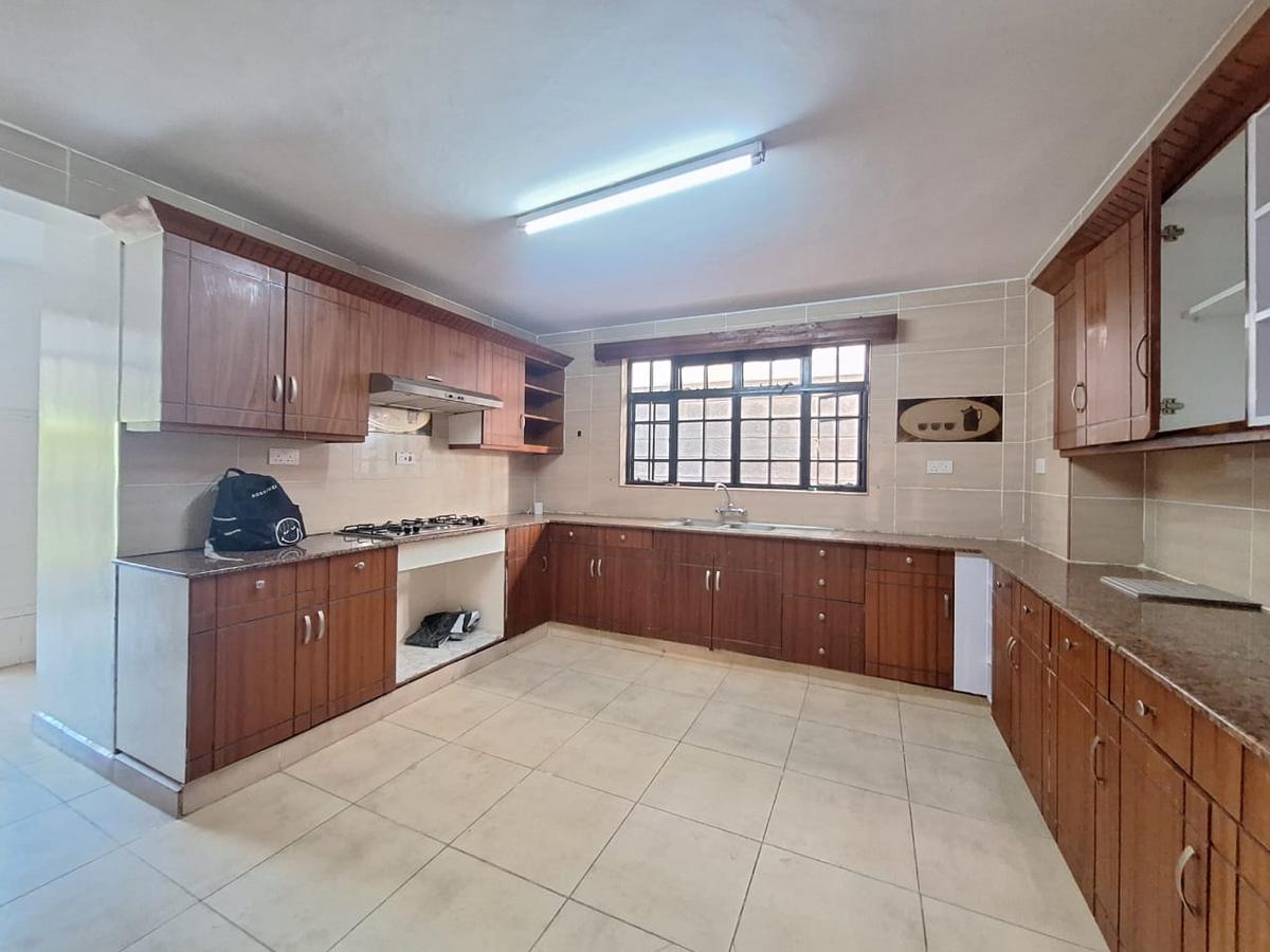 4 Bed Townhouse with En Suite at Lavington - 7