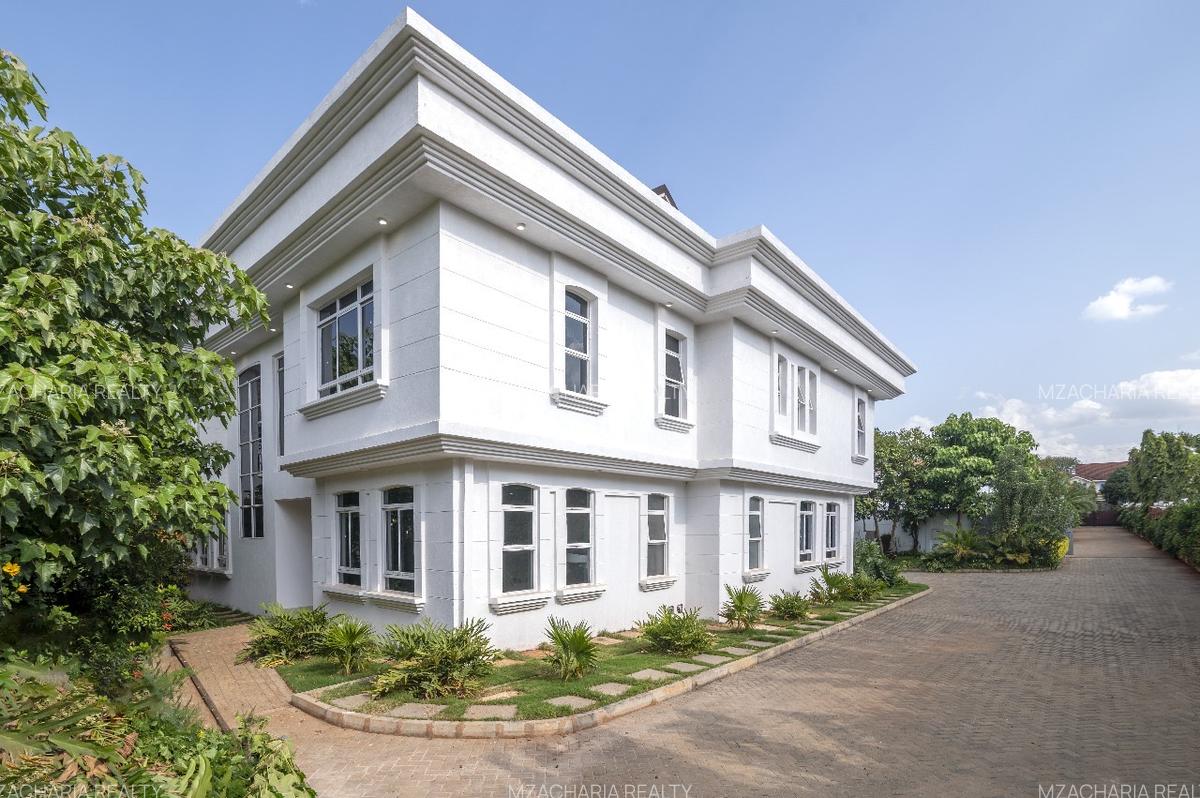 5 Bed Villa with En Suite in Runda - 3