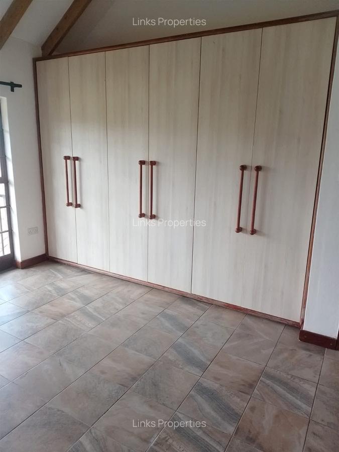 4 Bed Townhouse with En Suite at Kerarapon Drive - 6