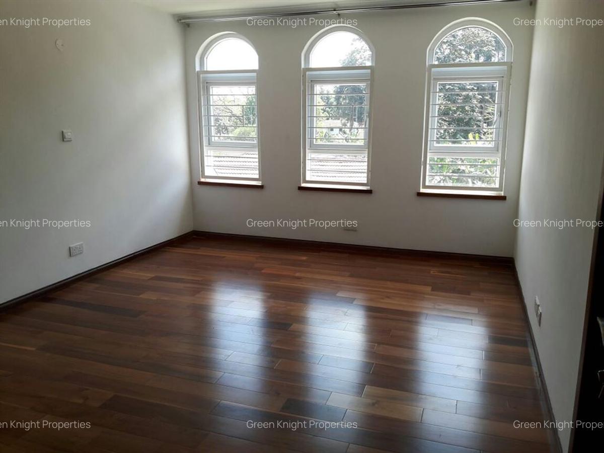 5 Bed House with En Suite in Lavington - 5