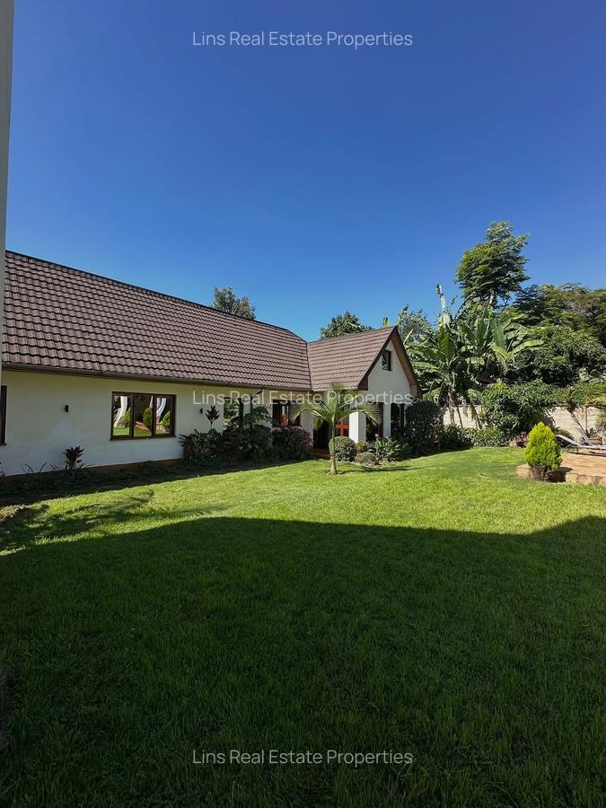 7 Bed House with En Suite in Ridgeways - 3