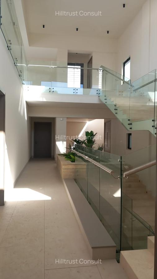 5 Bed Villa with En Suite in Westlands Area - 1