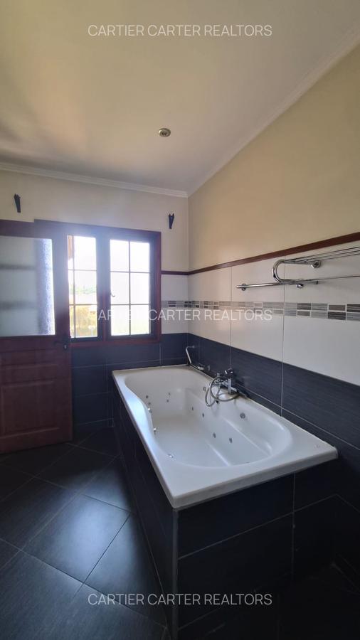 4 Bed Villa with En Suite in Windsor - 10