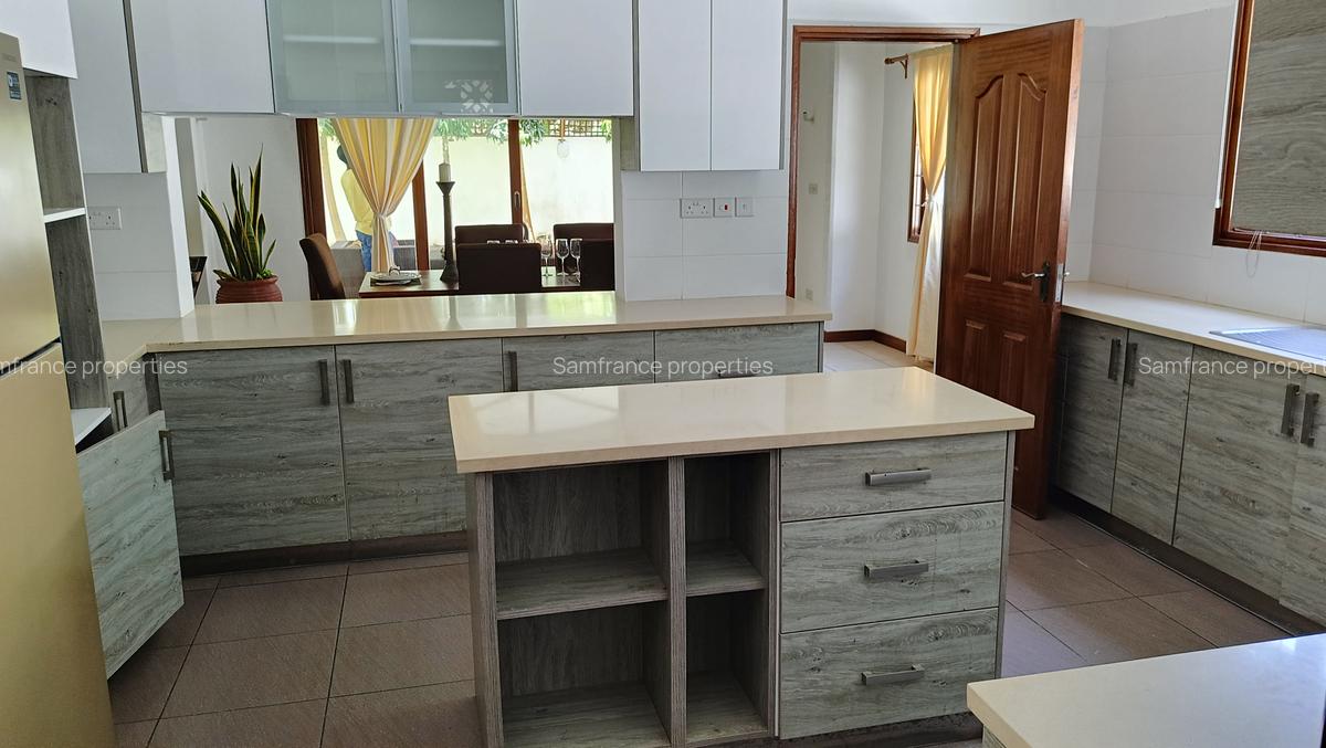 4 Bed Townhouse with En Suite at Greenwood Drive - 8