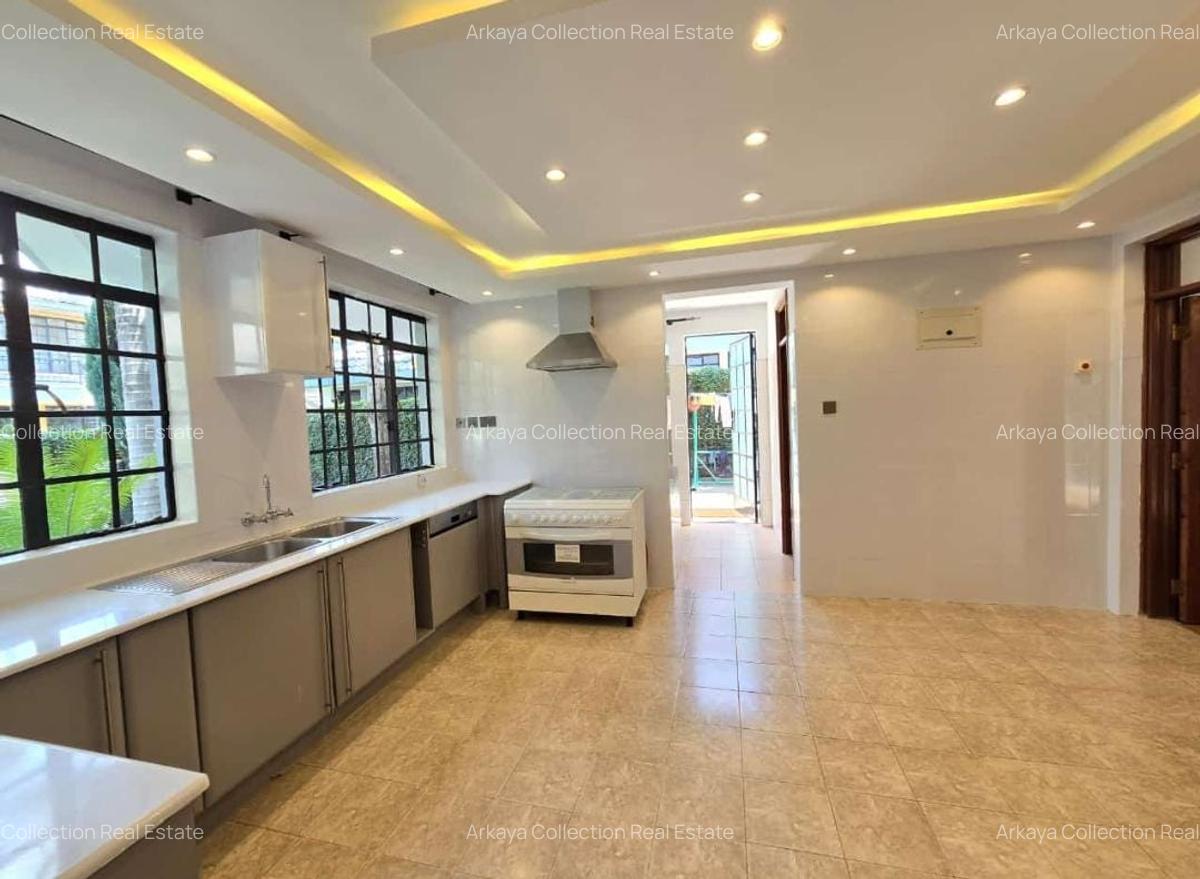 4 Bed House with En Suite in Lavington - 3