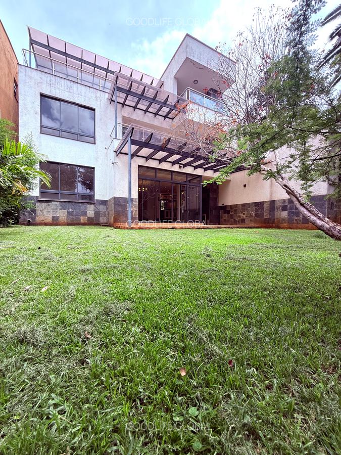 5 Bed Villa with En Suite at Lavington - 1