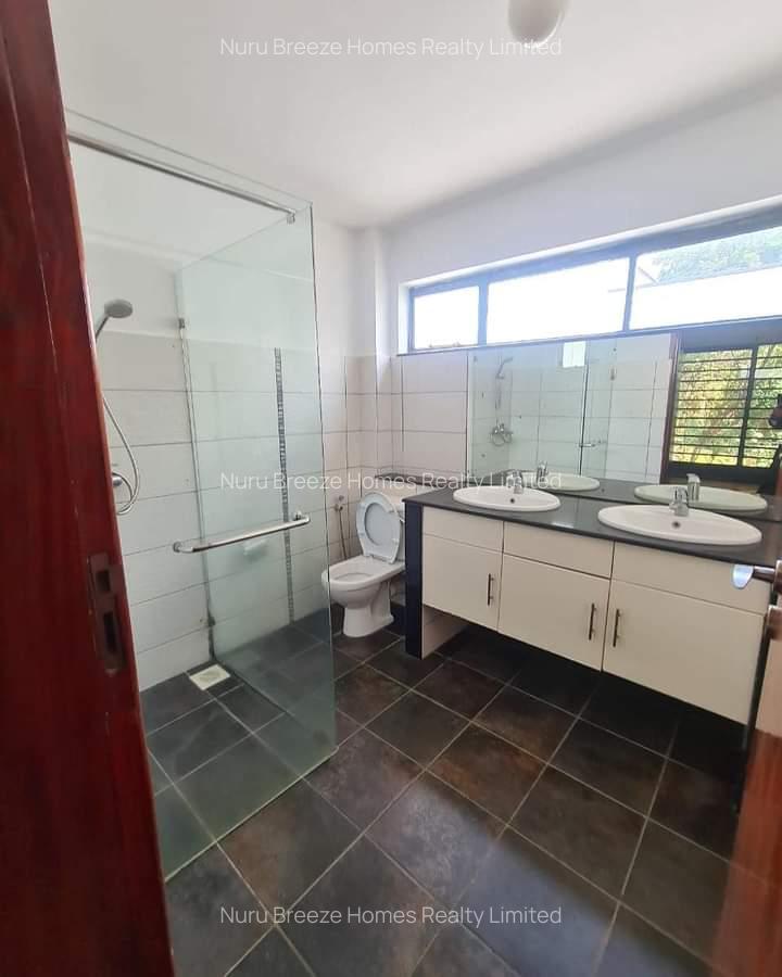 4 Bed Townhouse with En Suite in Lavington - 14