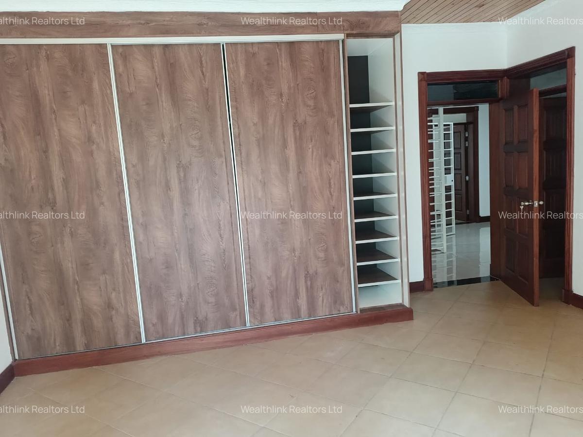 5 Bed Townhouse with En Suite at Lonetree - 18
