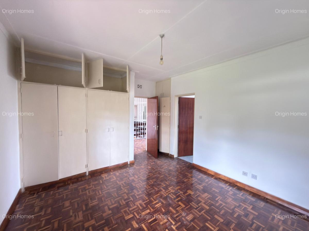 4 Bed Townhouse with En Suite at Lavington - 8