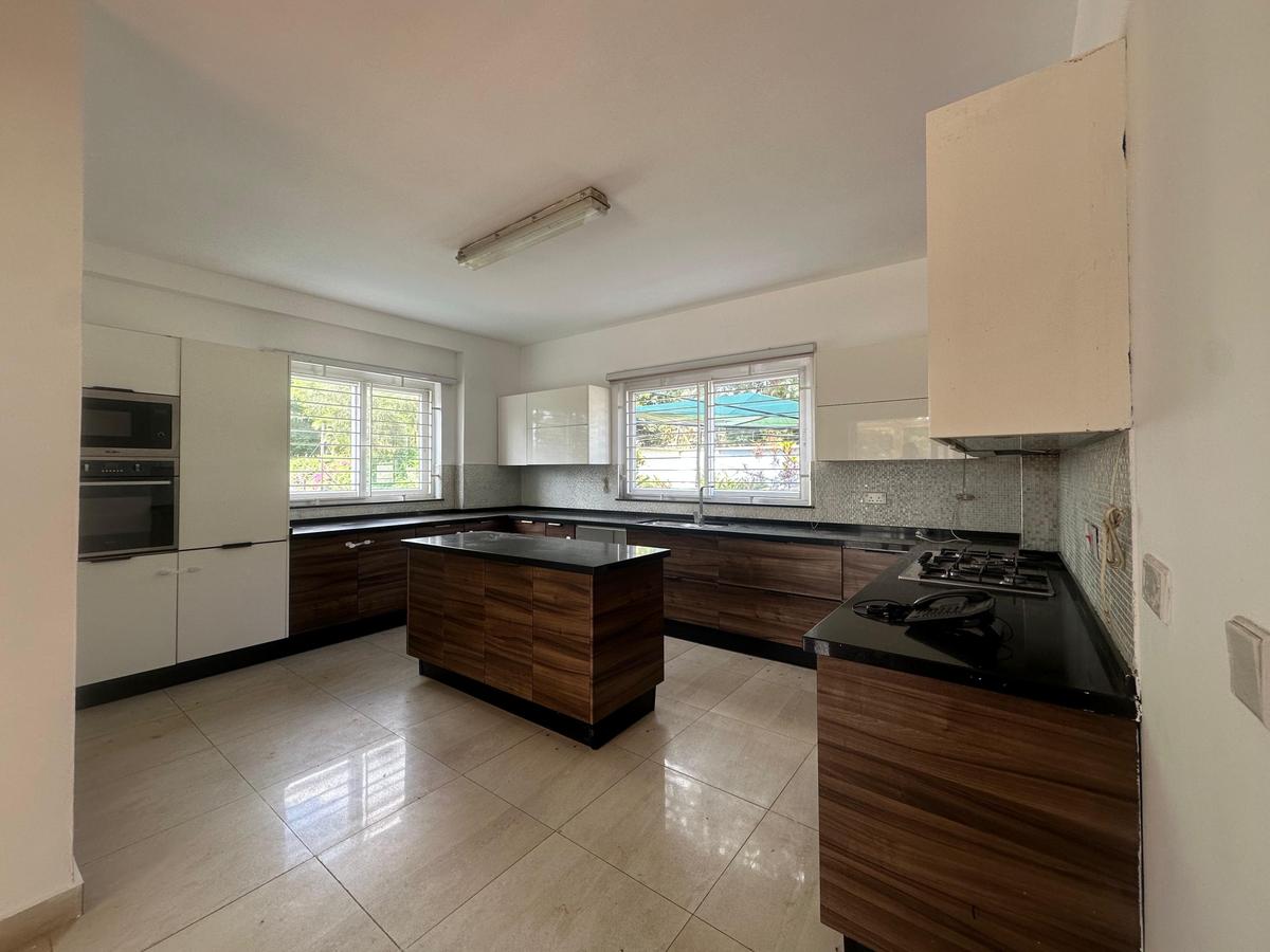 5 Bed Villa with En Suite at Lavington - 6