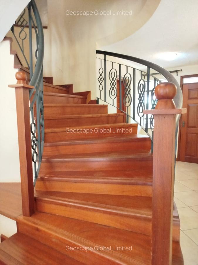 6 Bed House with En Suite in Runda - 9