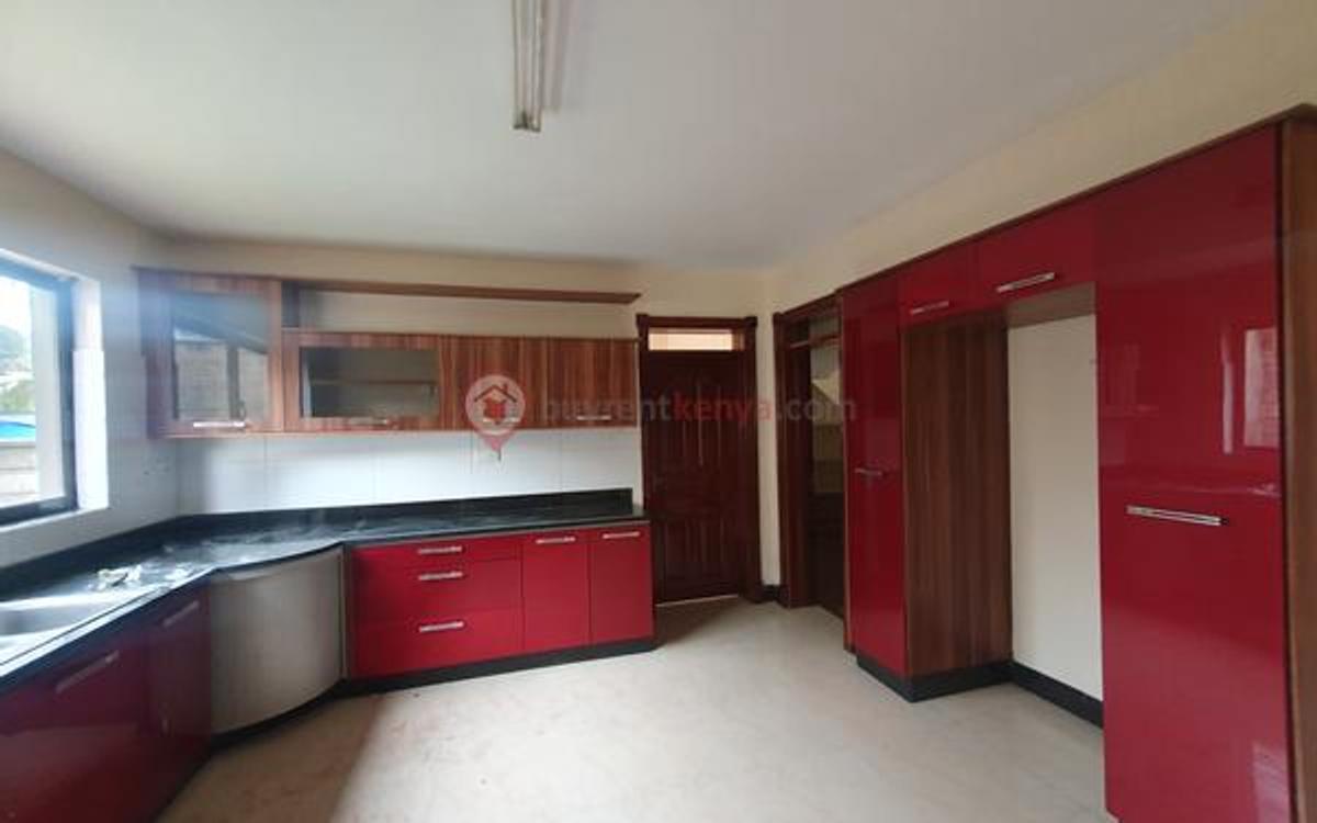 5 Bed House with En Suite at Lavington - 3