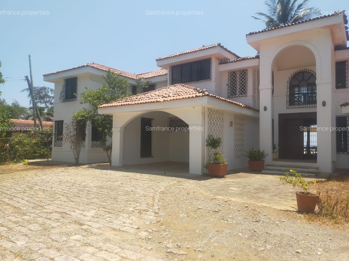 4 Bed Villa with En Suite at Bofa - 8