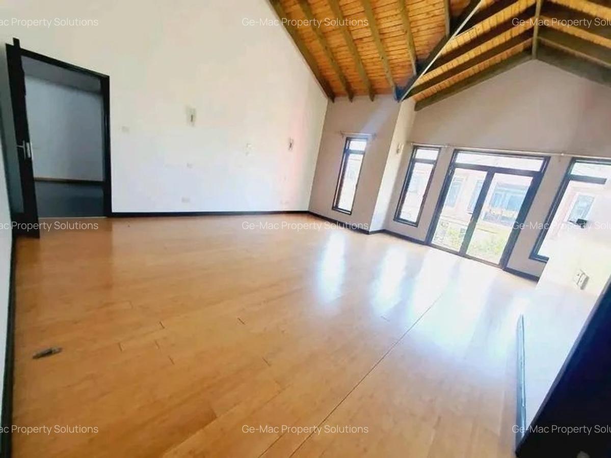 5 Bed House with En Suite in Lavington - 11