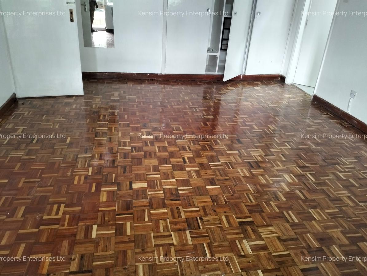 5 Bed House with En Suite in Lavington - 10