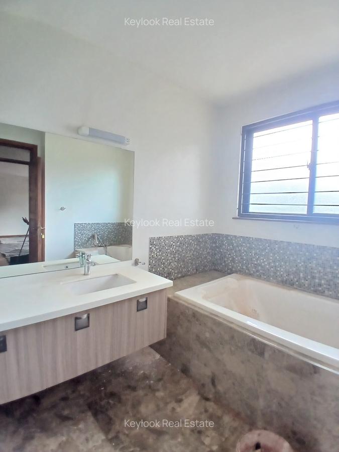 5 Bed Townhouse with En Suite at Lavington - 12