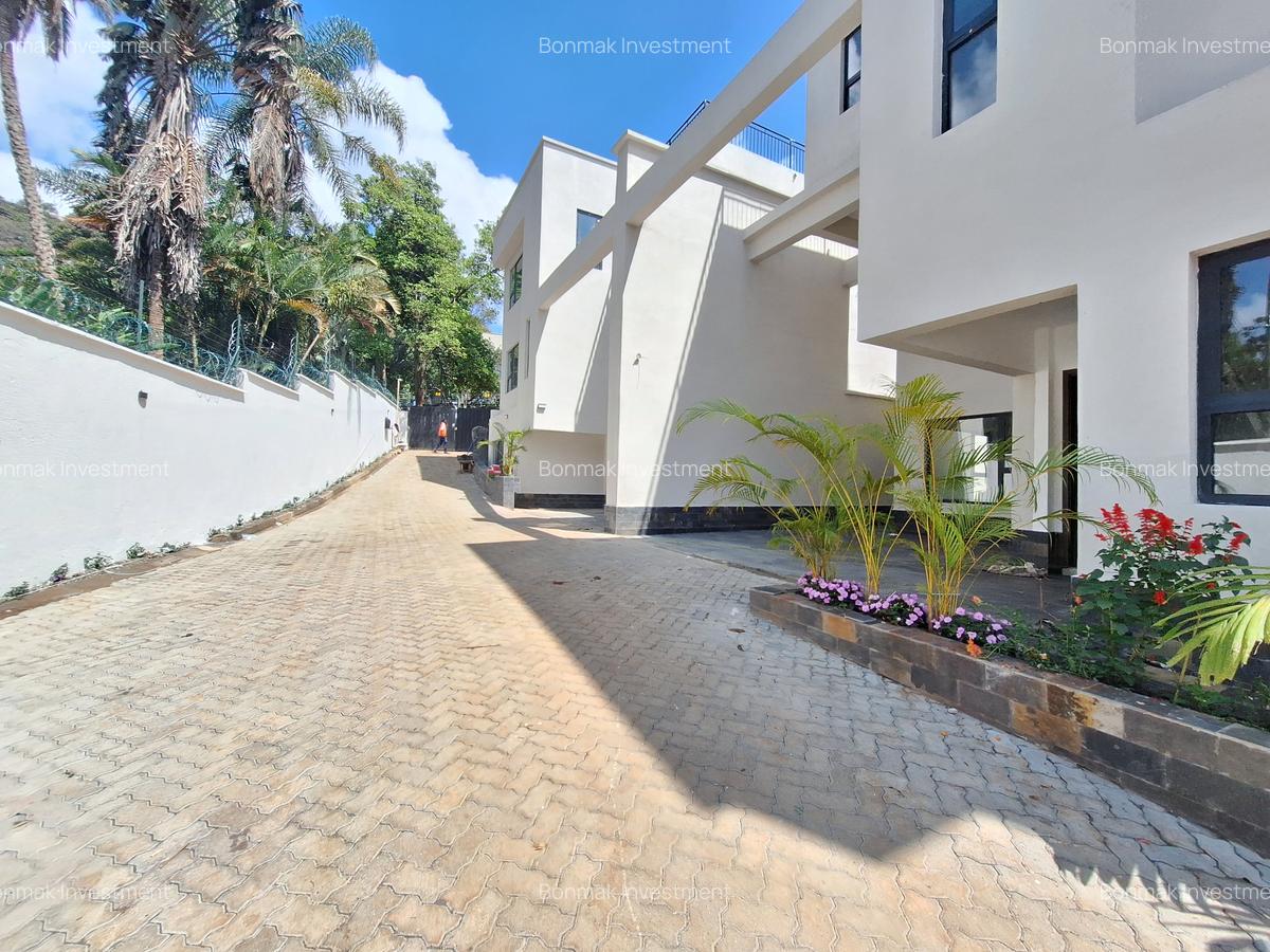 5 Bed Townhouse with En Suite at Lavington Green - 1