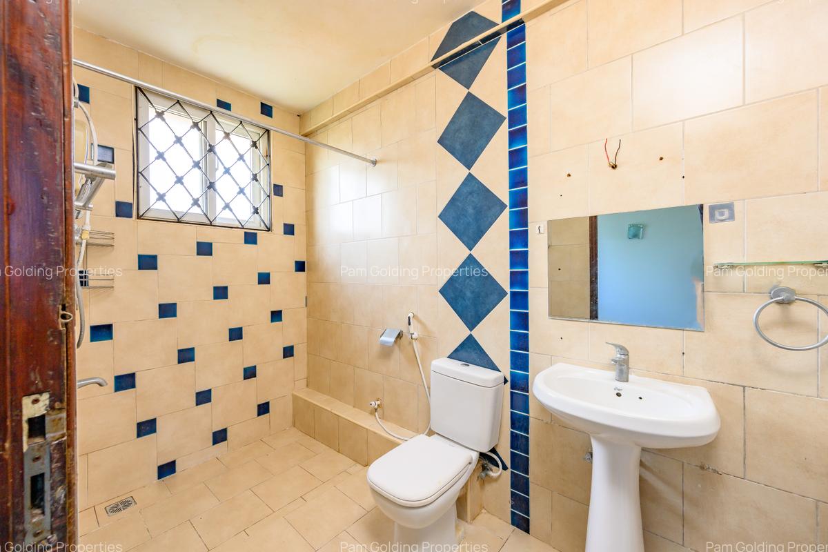 3 Bed Apartment with En Suite at Oceanic Road - 9