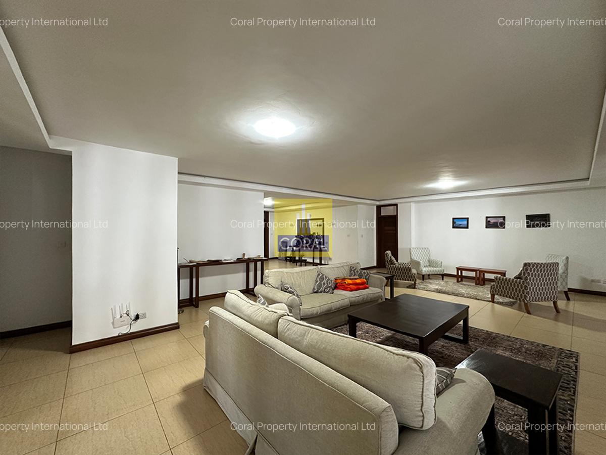 4 Bed Apartment in Riverside - 2