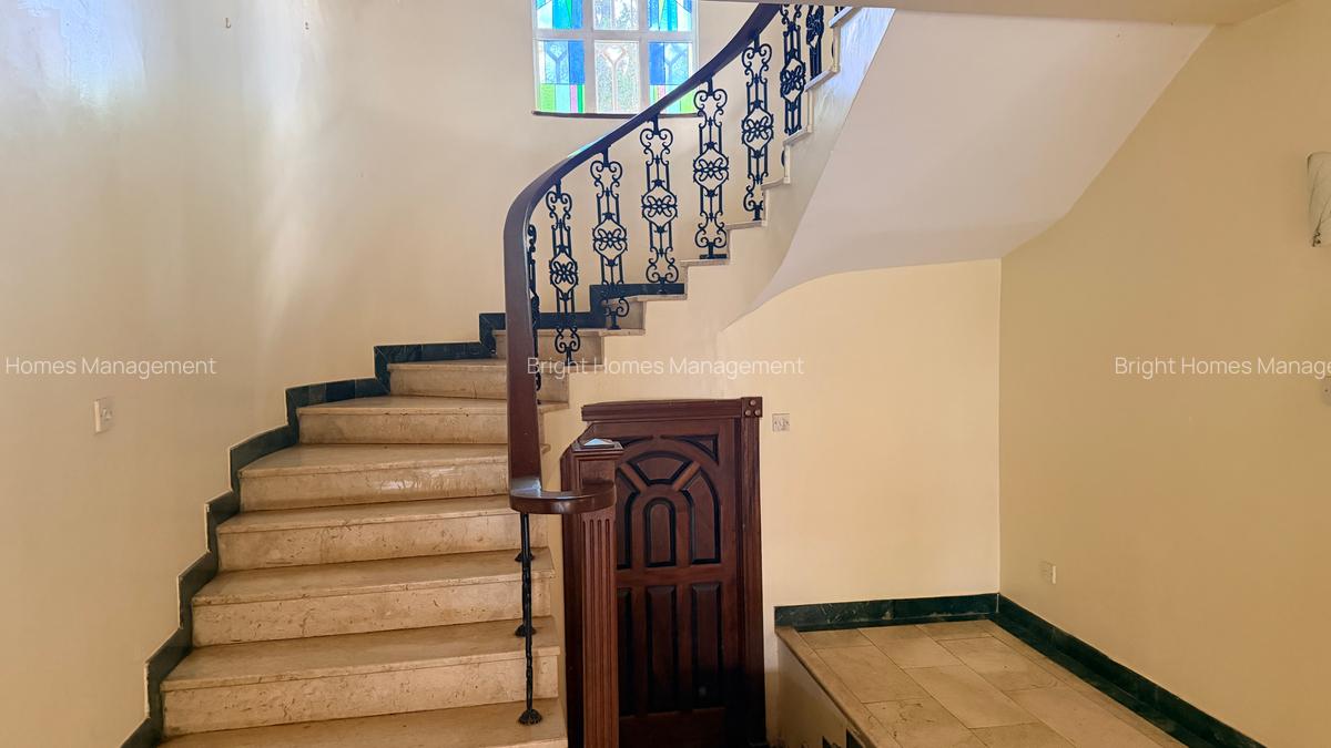 4 Bed Villa with En Suite in Lake View - 16