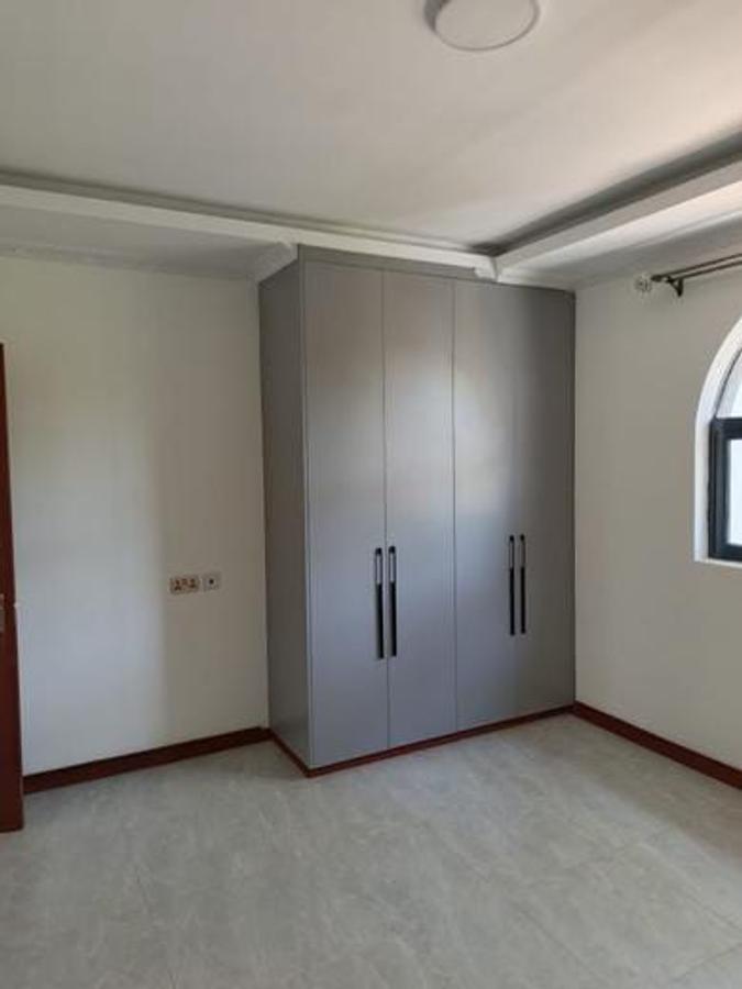 5 Bed Townhouse with En Suite in Lavington - 6