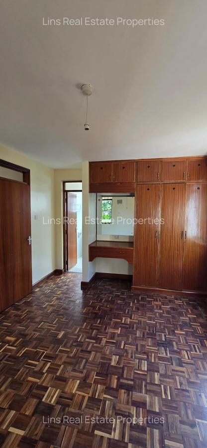 4 Bed House with En Suite in Mountain View - 11