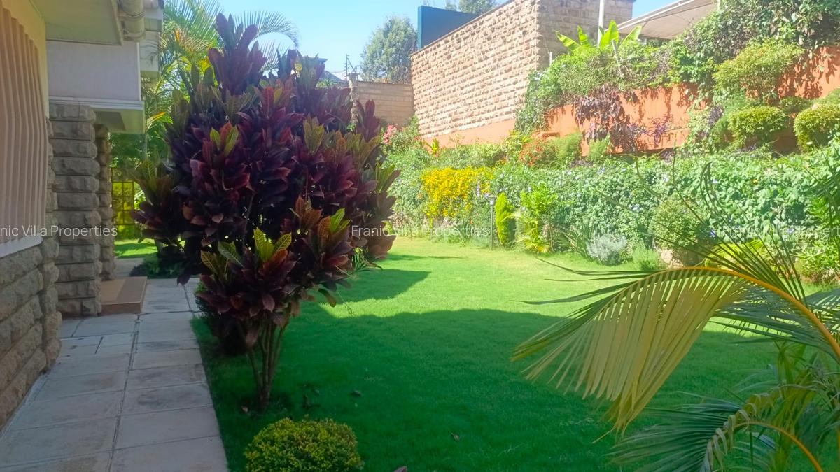 4 Bed Villa with En Suite at Rosslyn Lone Tree - 13