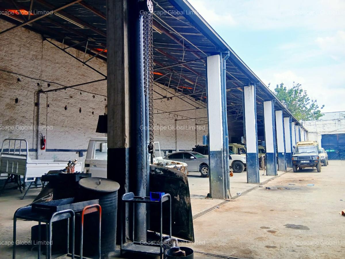 30,000 ft² Warehouse with Parking in Industrial Area - 3