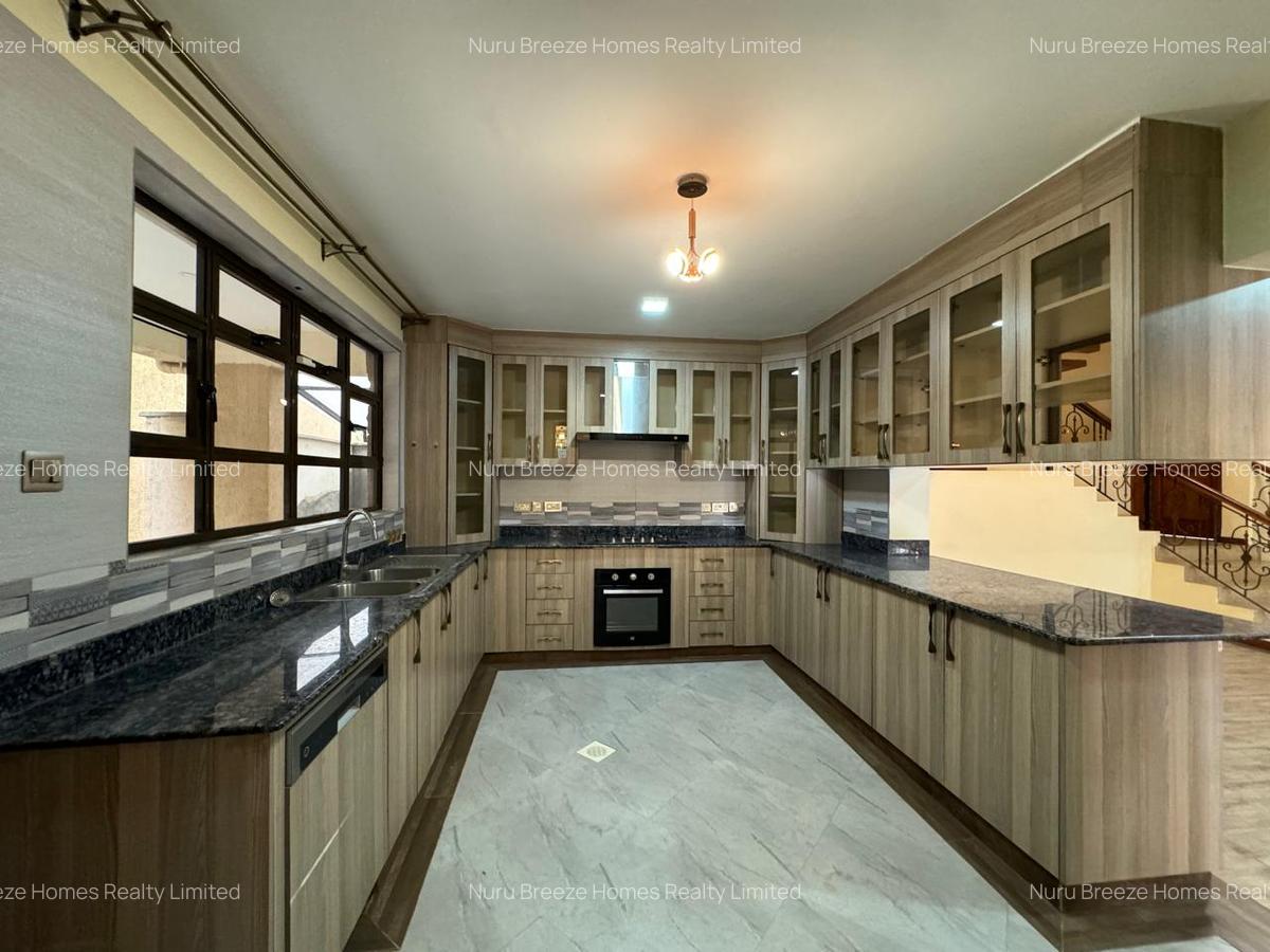 5 Bed Townhouse with En Suite in Lavington - 3