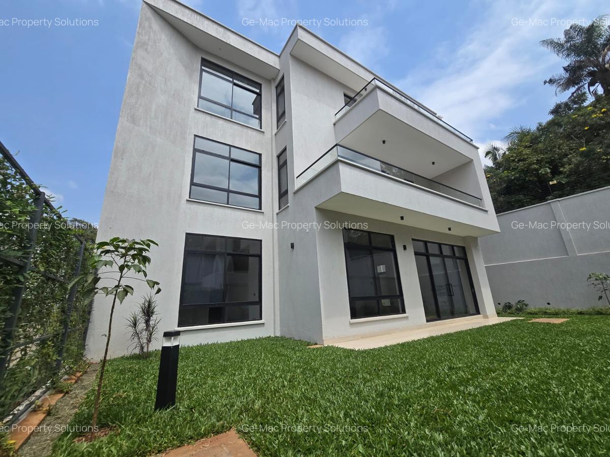 5 Bed House with En Suite in Lavington - 2