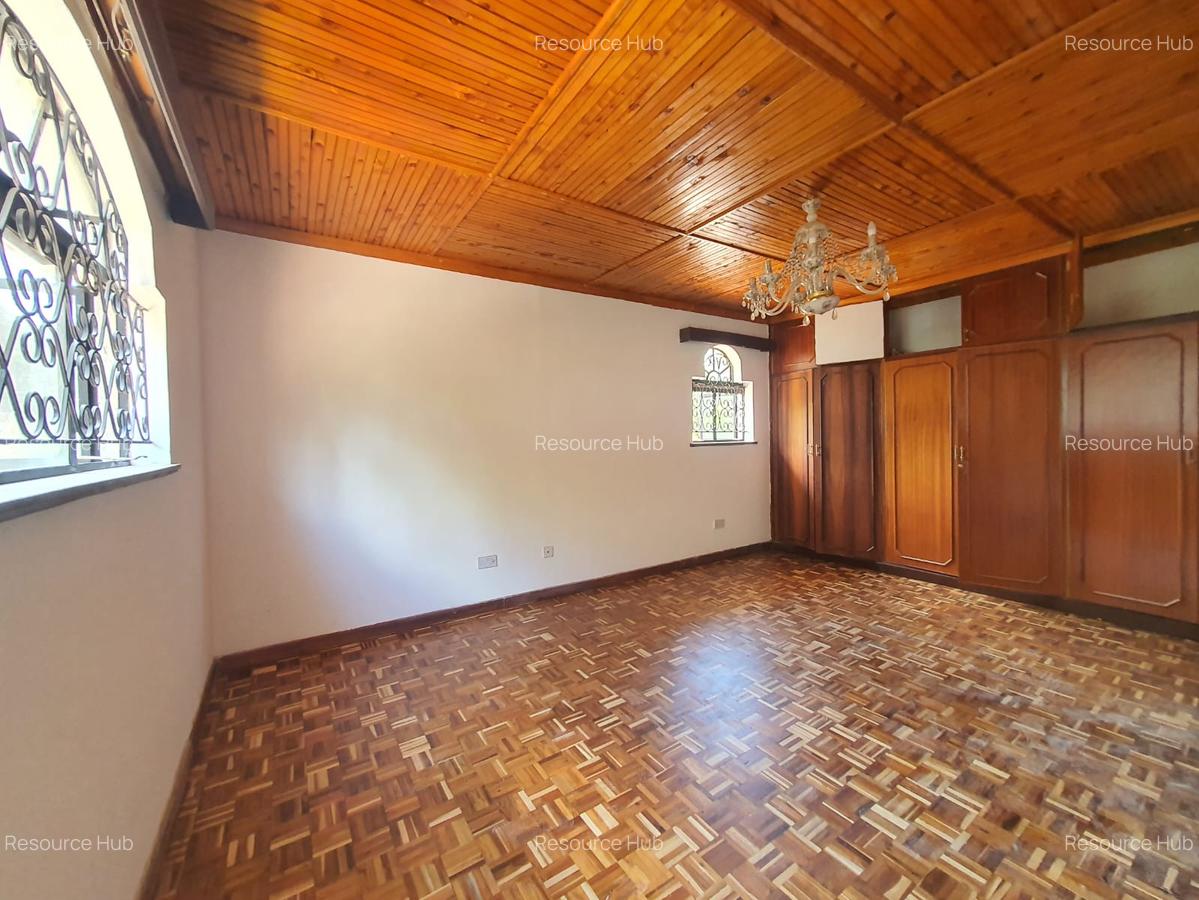 6 Bed House with En Suite in Nyari - 17