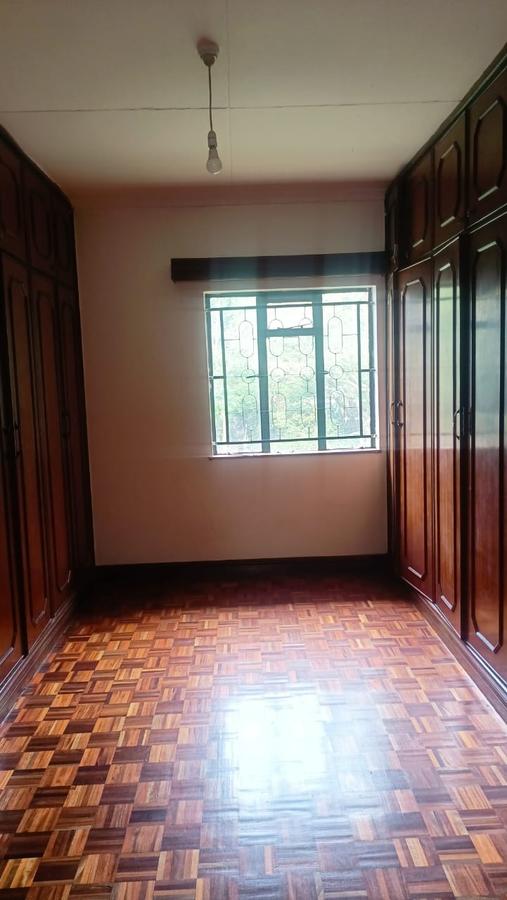 5 Bed House with En Suite in Lavington - 3