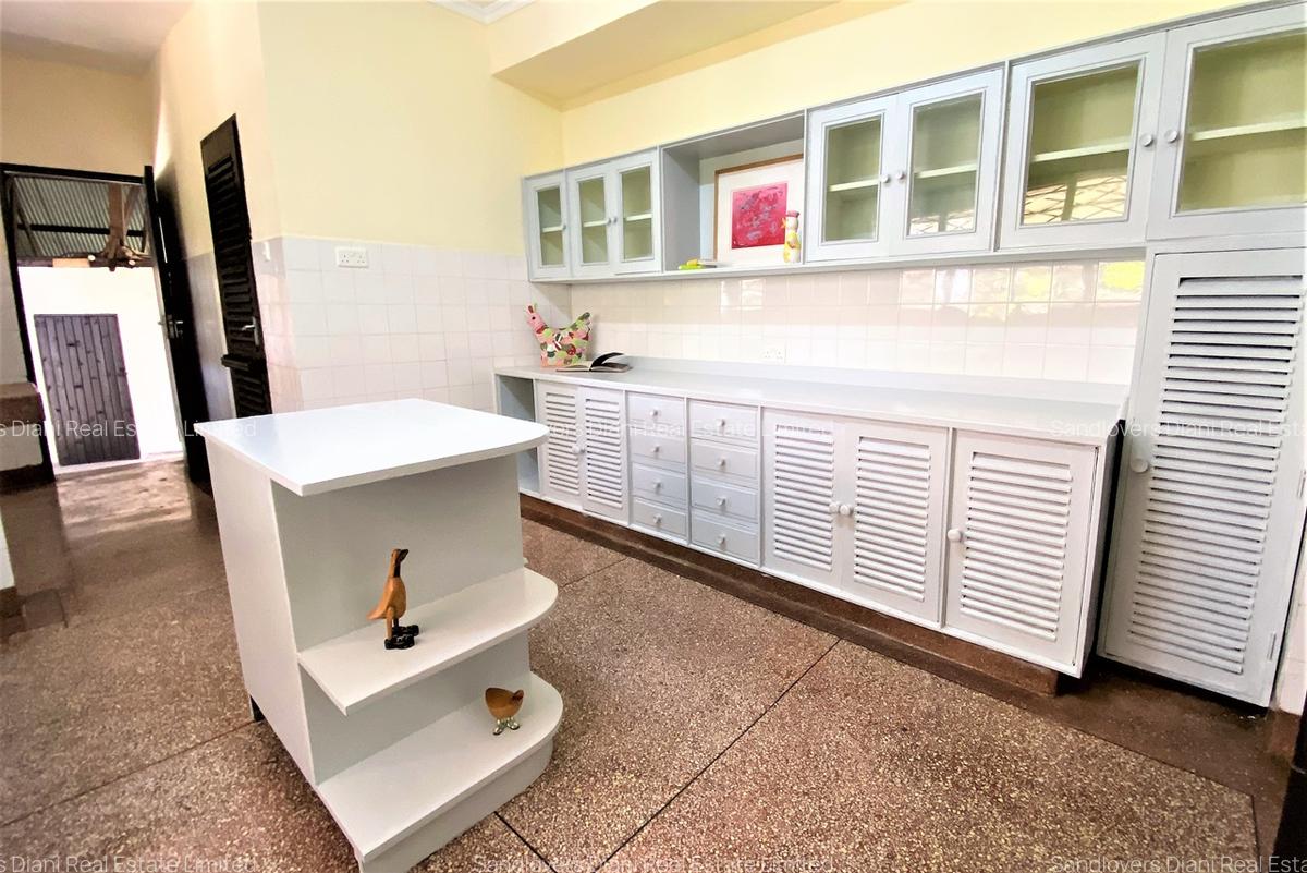 5 Bed Villa with Swimming Pool in Diani - 7