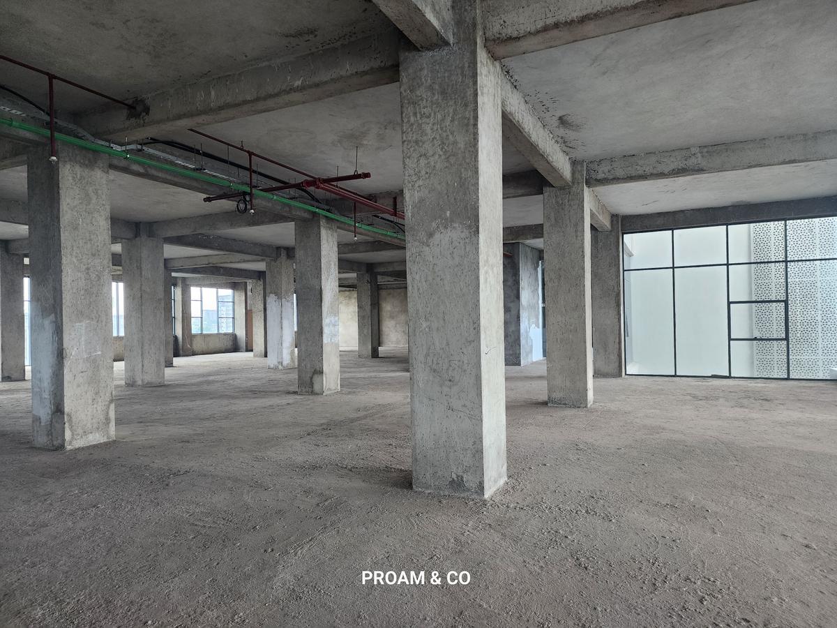 6,000 ft² Commercial Property with Service Charge Included at Riverside Lane - 12