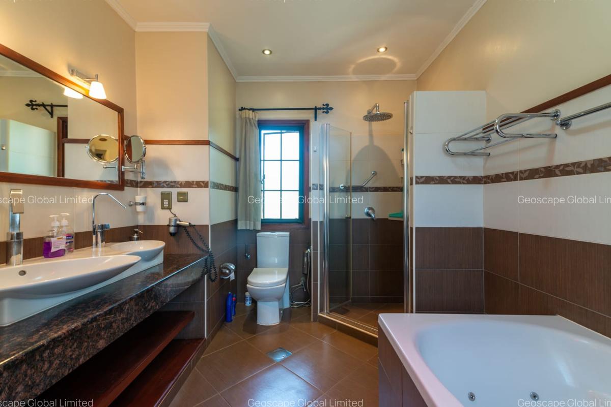 4 Bed House with En Suite in Ridgeways - 5