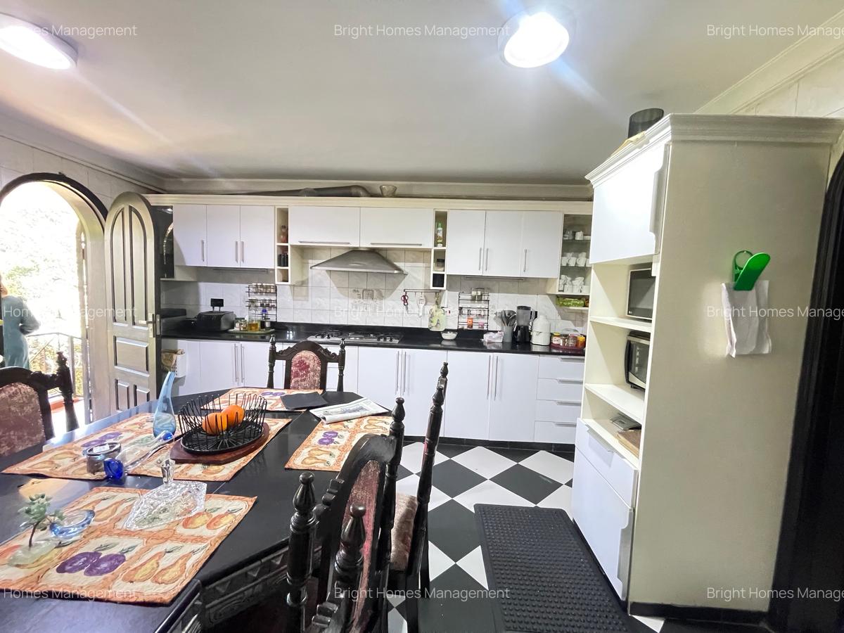 5 Bed Townhouse with Swimming Pool in Riverside - 14