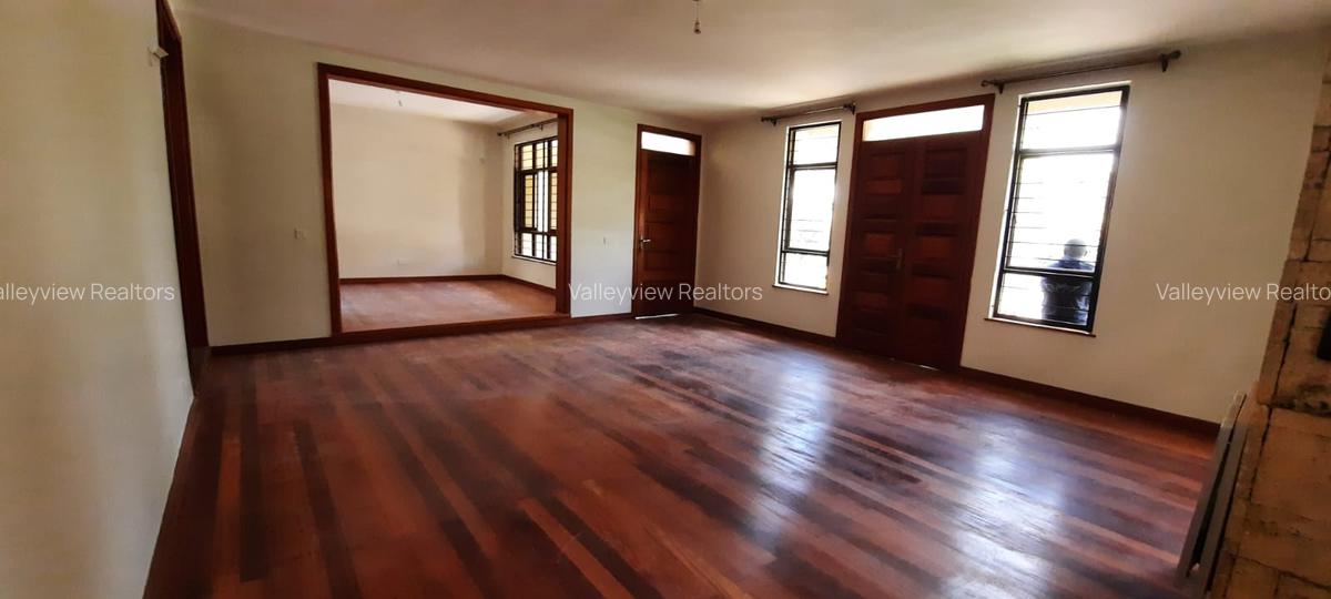 5 Bed Townhouse with En Suite at Lavington - 2
