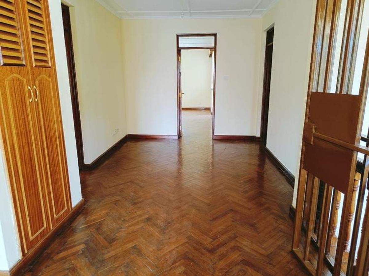 5 Bed Townhouse with En Suite at Lavington - 19