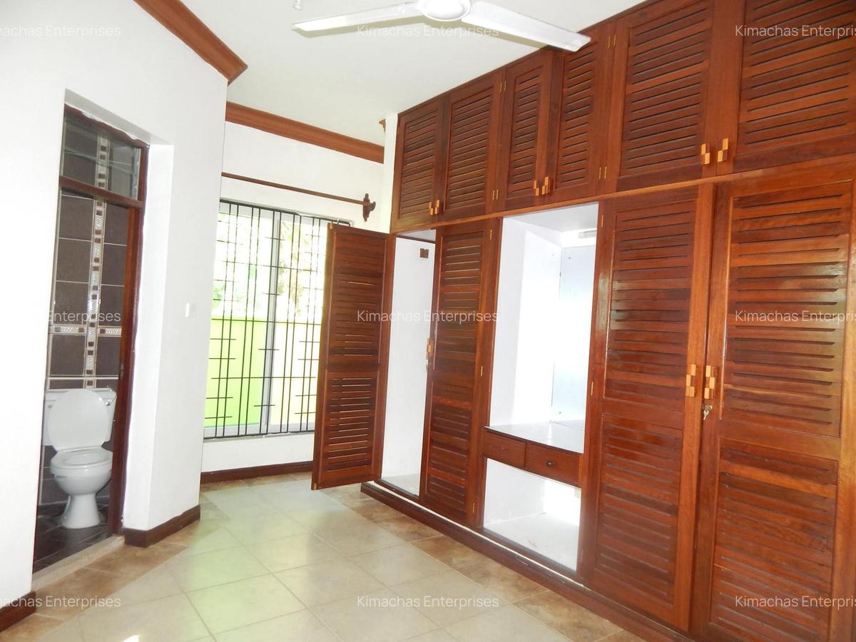 3 Bed Apartment with En Suite at Links - 6