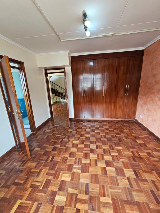 4 Bed Townhouse with En Suite at Lavington - 10