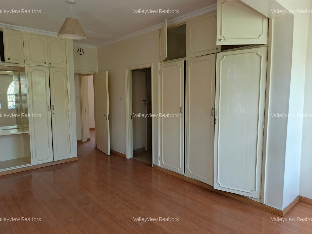 4 Bed Townhouse with En Suite at Lavington - 19