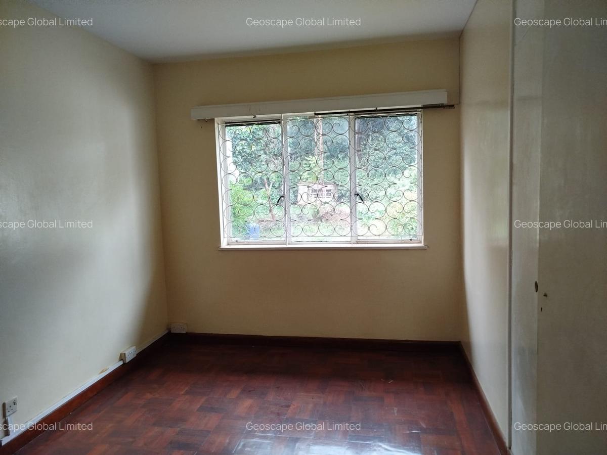 7 Bed House with En Suite in Lavington - 5